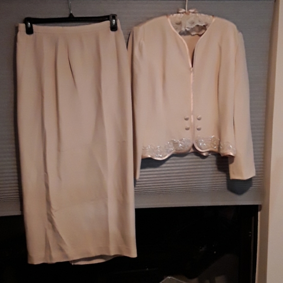 Light pink silk jacket and matching long skirt - Picture 4 of 13